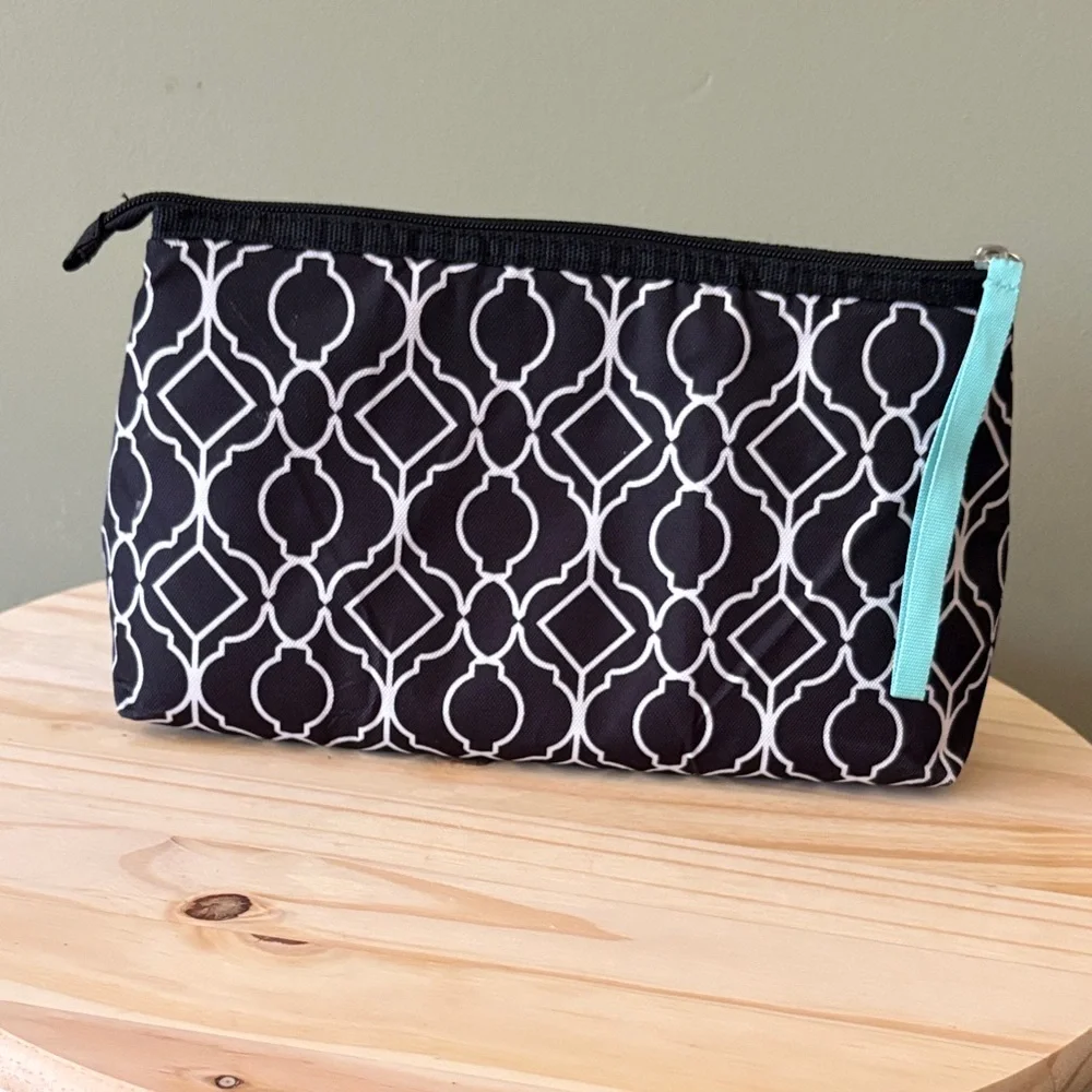 Igloo Black and White Geometric Garment Bag Pouch